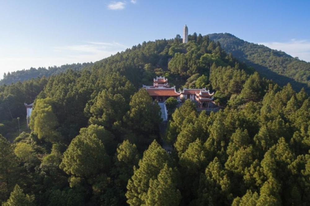 Được xây dựng ở độ cao 650 mét, chùa Hương Tích nằm trên một trong những đỉnh núi ấn tượng và hùng vĩ bậc nhất của dãy Hồng Lĩnh